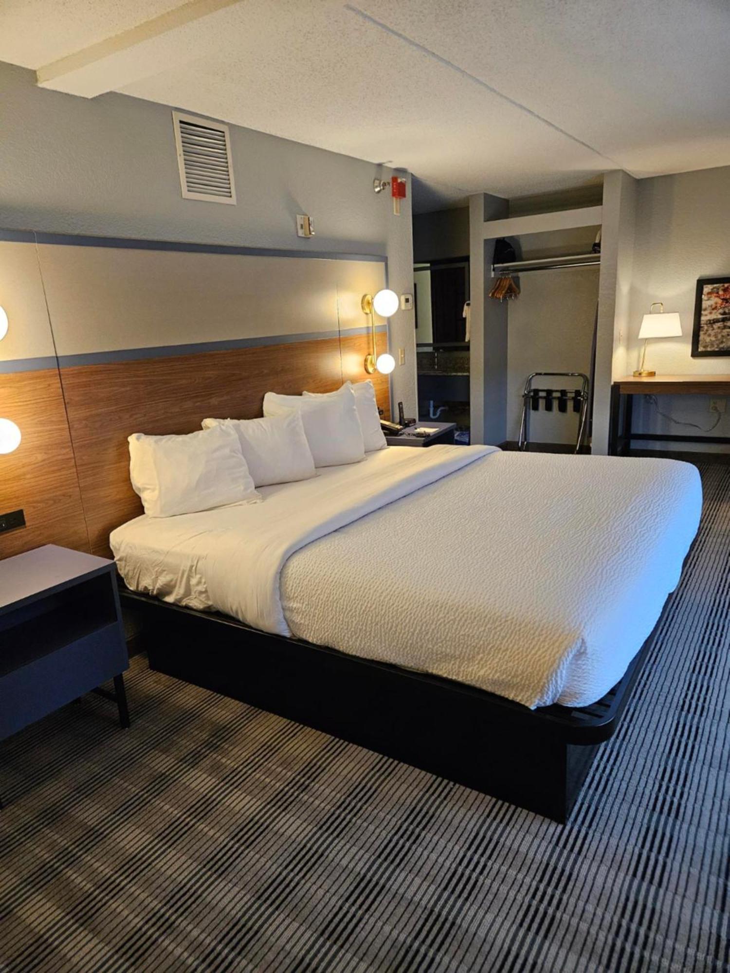 Americinn By Wyndham Minneapolis Hotel